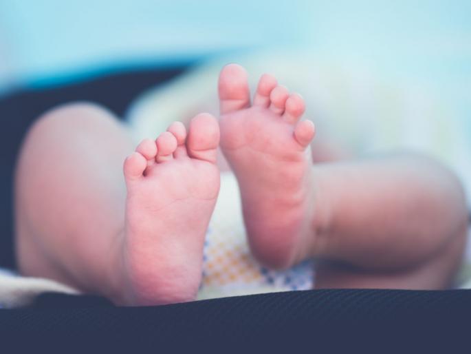 Virar 7-Month-Old Baby Falls To Death From 21st Floor After Mother Slips In Balcony | बाल्कनीत बाळाला घेऊन उभी होती आई, खिडकी बंद करताना तोल गेला अन्...; काळीज पिळवटणारी घटना!