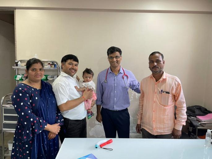 The doctor gave life to the girl who was recorded as the lowest weight baby in Pune | एका वर्षानंतर तिला पाहताच डोळ्यातील अश्रूंची वाट झाली मोकळी The doctor gave life to the girl who was recorded as the lowest weight baby in Pune | एका वर्षानंतर तिला पाहताच डोळ्यातील अश्रूंची वाट झाली मोकळी