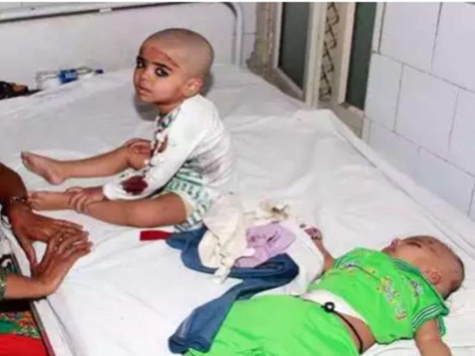 Bike hit, baby falls off mom’s hands | आश्चर्य! फ्लायओव्हरवरून पडूनही मुलीला खरचटलंसुद्धा नाही Bike hit, baby falls off mom’s hands | आश्चर्य! फ्लायओव्हरवरून पडूनही मुलीला खरचटलंसुद्धा नाही