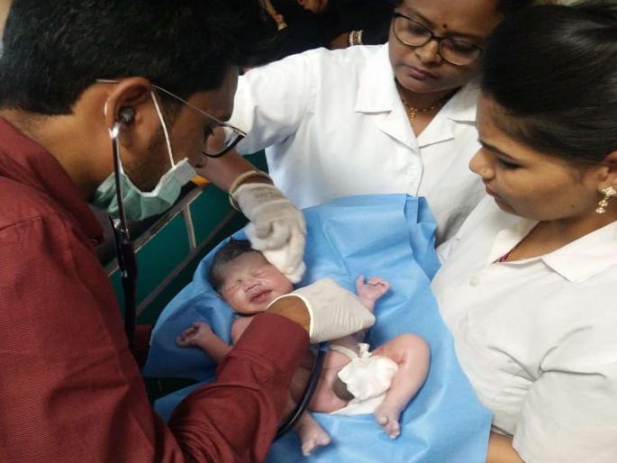 Delivery of woman to first aid center at railway station | रेल्वे स्थानकातील प्रथमोपचार केंद्रात महिलेची प्रसूती; दोघेही सुखरूप Delivery of woman to first aid center at railway station | रेल्वे स्थानकातील प्रथमोपचार केंद्रात महिलेची प्रसूती; दोघेही सुखरूप