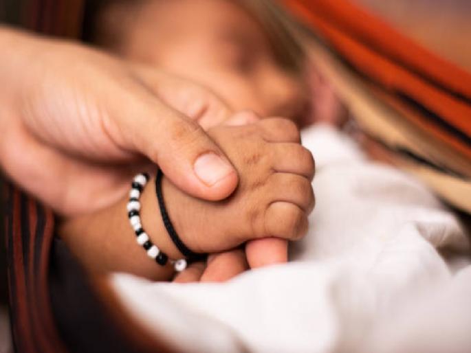 Beed women harassed in Pune; thrown out of house because she gave birth to a girl | बीडच्या लेकीचा पुण्यात छळ; मुलगी जन्मली म्हणून घराबाहेर काढले Beed women harassed in Pune; thrown out of house because she gave birth to a girl | बीडच्या लेकीचा पुण्यात छळ; मुलगी जन्मली म्हणून घराबाहेर काढले