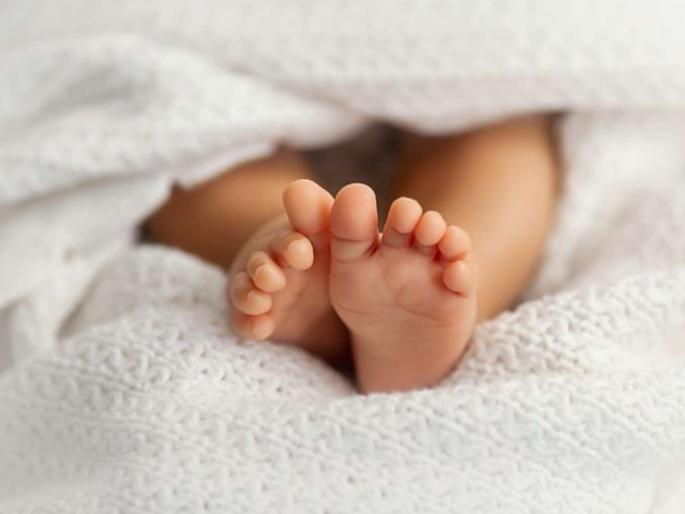 Parents flee after leaving seven day old baby at Sevagram railway station | 'नन्हा फरिश्ता' सोडून 'ते' पळाले, खाकीने दिली मायेची उब Parents flee after leaving seven day old baby at Sevagram railway station | 'नन्हा फरिश्ता' सोडून 'ते' पळाले, खाकीने दिली मायेची उब