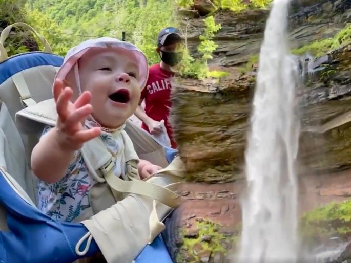 Video: A baby who sees a big waterfall for the first time reacts so cute; Just looking at his innocent eyes .... | Video : पहिल्यांदाच मोठा धबधबा पाहणाऱ्या बाळाने दिली भन्नाट प्रतिक्रिया; त्याचे इनोसंट डोळे पाहून नेटकरीच....