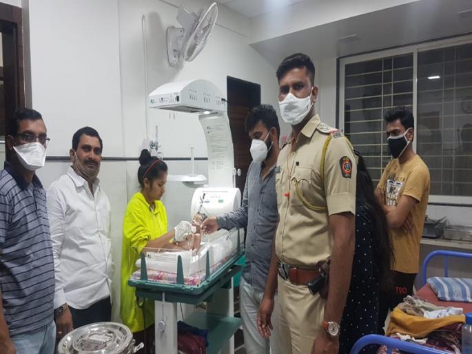 The ruthless mother and father let 'her' go; The promptness of the villagers and the police saved her life | रस्त्यावरील अनोळख्या व्यक्तींच्या हृदयाला 'ती'च्या रडण्याने पाझर फुटला;अन् त्या'नकोशी'ला पुन्हा नवा जन्म मिळाला The ruthless mother and father let 'her' go; The promptness of the villagers and the police saved her life | रस्त्यावरील अनोळख्या व्यक्तींच्या हृदयाला 'ती'च्या रडण्याने पाझर फुटला;अन् त्या'नकोशी'ला पुन्हा नवा जन्म मिळाला