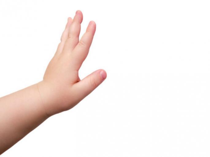 Tempo hits girl while playing in front of house One and a half year old girl dies, driver absconding | घरासमोर खेळताना टेम्पोची धडक; दीड वर्षीय बालिकेचा मृत्यू, चालक फरार Tempo hits girl while playing in front of house One and a half year old girl dies, driver absconding | घरासमोर खेळताना टेम्पोची धडक; दीड वर्षीय बालिकेचा मृत्यू, चालक फरार