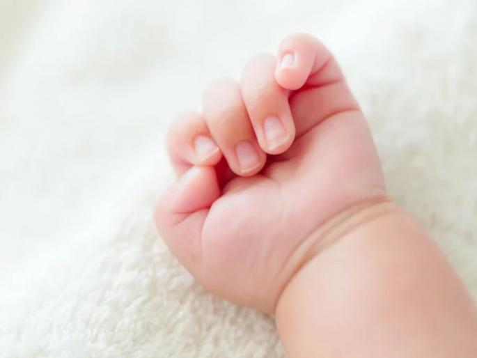 Outrageous! A newborn baby was thrown by the road, a bag tied over his mouth to stop him from crying | संतापजनक! नवजात बाळाला रस्त्यालगत फेकले, रडण्याचा आवाज येऊ नये म्हणून तोंडाला बांधली पिशवी Outrageous! A newborn baby was thrown by the road, a bag tied over his mouth to stop him from crying | संतापजनक! नवजात बाळाला रस्त्यालगत फेकले, रडण्याचा आवाज येऊ नये म्हणून तोंडाला बांधली पिशवी