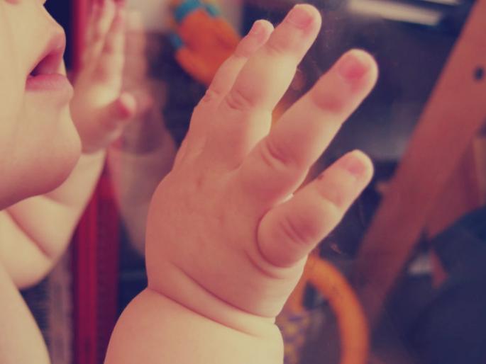 Thrilling! In Lasur station, the mother and the lady along with the women were kept away from the railway station | थरारक ! लासूर स्टेशन येथे बाळासह आई व महिला रेल्वेखाली येण्यापासून बालंबाल बचावली Thrilling! In Lasur station, the mother and the lady along with the women were kept away from the railway station | थरारक ! लासूर स्टेशन येथे बाळासह आई व महिला रेल्वेखाली येण्यापासून बालंबाल बचावली