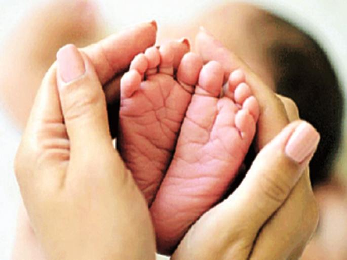 Homelessness compensated for childbirth with Tanhuli | तान्हुलीसह बाळंतिणीला भरपावसात केले बेघर