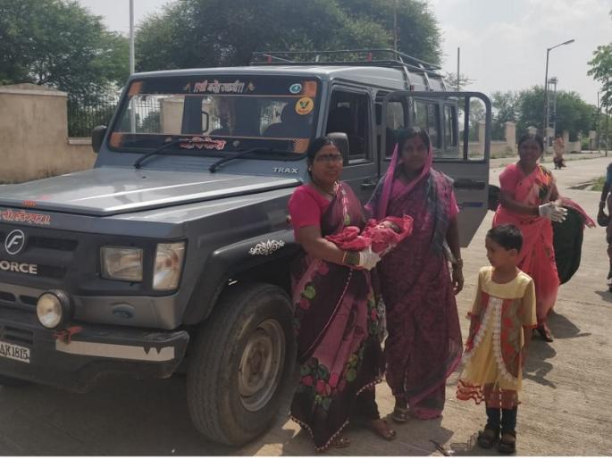 pregnant womens delivery in car Due to potholes; Baby and Mother are safe | खड्ड्यांमुळे गर्भवती रस्त्यातच झाली प्रसूत; बाळ आणि माता सुखरूप