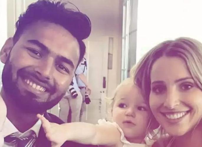 Champion babysitter and champion cricketer, cartoon drawn by ICC get viral | बेबीसीटर पंत ठरला चॅम्पियन, आयसीसीने काढलेले कार्टुन झाले वायरल