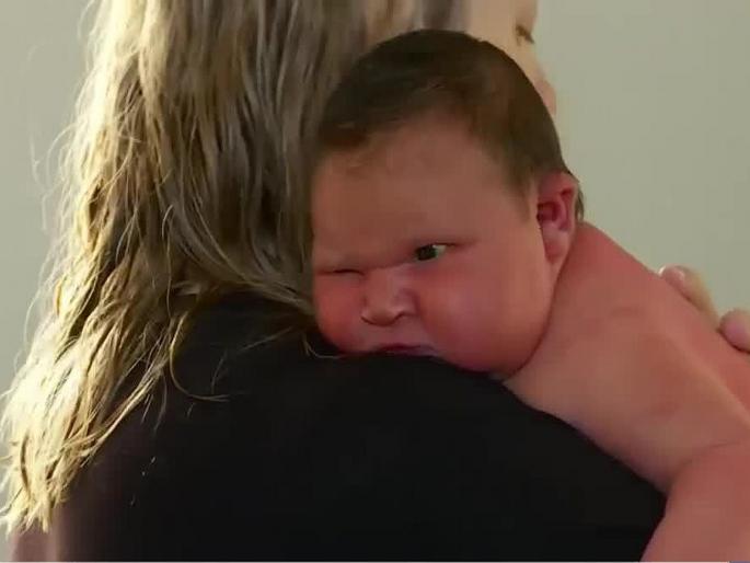 Mini sumo wrestler mother gives birth overweight baby | इथे जन्माला आली 'बेबी सूमो'; वजन पाहून आई देखील झाली अचंबित!