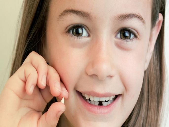 The reason behind keeping your babys lost tooth | ...म्हणून मुलांचे दूधाचे दात सांभाळून ठेवणं ठरतं फायदेशीर! The reason behind keeping your babys lost tooth | ...म्हणून मुलांचे दूधाचे दात सांभाळून ठेवणं ठरतं फायदेशीर!