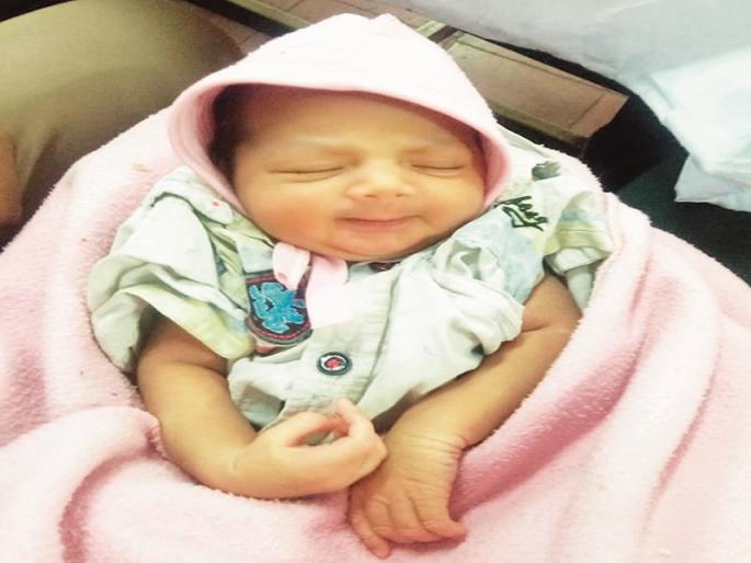 More than 40 people came to take care of the baby found in the university | विद्यापीठात सापडलेल्या बाळाचा सांभाळ करण्यासाठी आले ४० हून अधिक जण