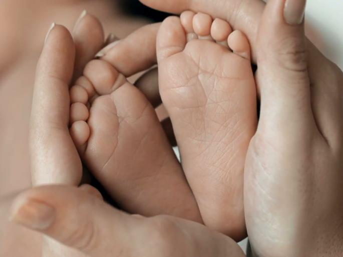 The doctor advised to keep the newborn in the sun, the relatives kept it in the sun for half an hour, the baby died | डॉक्टरांनी नवजात अर्भकाला उन्हात ठेवण्याचा दिला सल्ला, नातेवाईकांनी अर्धा तास उन्हात ठेवलं, बाळाचा झाला मृत्यू   The doctor advised to keep the newborn in the sun, the relatives kept it in the sun for half an hour, the baby died | डॉक्टरांनी नवजात अर्भकाला उन्हात ठेवण्याचा दिला सल्ला, नातेवाईकांनी अर्धा तास उन्हात ठेवलं, बाळाचा झाला मृत्यू