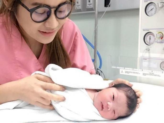 Only 12 hours of infant found in a trash cans | कचऱ्याच्या डब्यात सापडलं अवघं १२ तासांचं स्त्री अर्भक Only 12 hours of infant found in a trash cans | कचऱ्याच्या डब्यात सापडलं अवघं १२ तासांचं स्त्री अर्भक