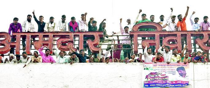 Gosekhurd Project affected climed on Amdarniwas at Nagpur | गोसेखुर्द प्रकल्पग्रस्त नागपूरच्या आमदार निवासावर चढले Gosekhurd Project affected climed on Amdarniwas at Nagpur | गोसेखुर्द प्रकल्पग्रस्त नागपूरच्या आमदार निवासावर चढले