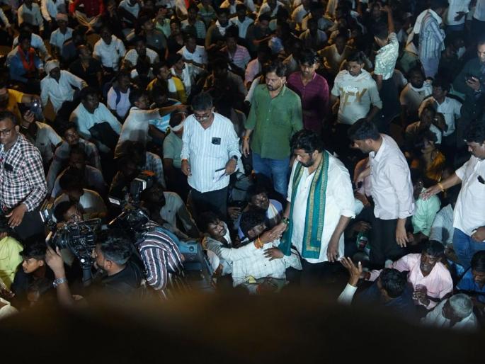 Case registered against thousands of farmer protesters including Bachchu Kadu, Raju Shetty | एकीकडे दिलासा, मात्र दुसरीकडे बच्चू कडू, राजू शेट्टी यांच्यासह हजारो शेतकरी आंदोलकांविरोधात गुन्हा दाखल Case registered against thousands of farmer protesters including Bachchu Kadu, Raju Shetty | एकीकडे दिलासा, मात्र दुसरीकडे बच्चू कडू, राजू शेट्टी यांच्यासह हजारो शेतकरी आंदोलकांविरोधात गुन्हा दाखल