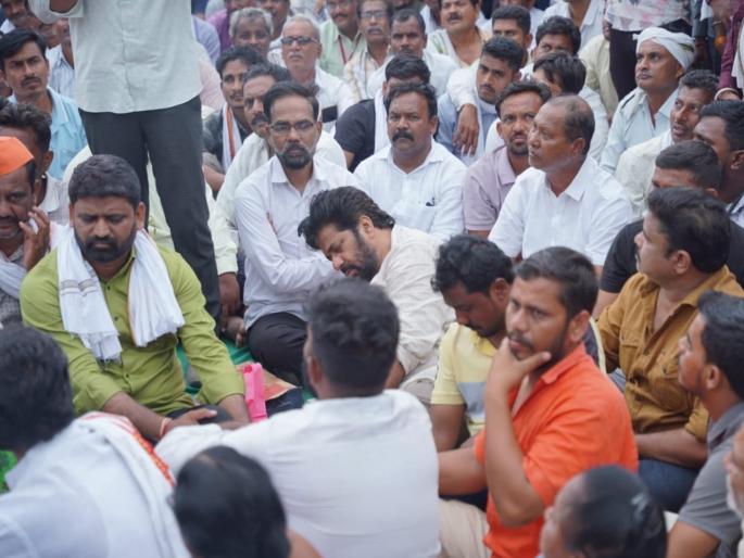 Nagpur traffic jam hits patients hard Chemotherapy patients stranded | नागपुरातील वाहतूककोंडी रुग्णांसाठी पडली भारी; केमोथेरपीसाठी जाणारे अडकले, मंगळवारी मध्यरात्रीनंतरदेखील अनेकांची पायपीट Nagpur traffic jam hits patients hard Chemotherapy patients stranded | नागपुरातील वाहतूककोंडी रुग्णांसाठी पडली भारी; केमोथेरपीसाठी जाणारे अडकले, मंगळवारी मध्यरात्रीनंतरदेखील अनेकांची पायपीट