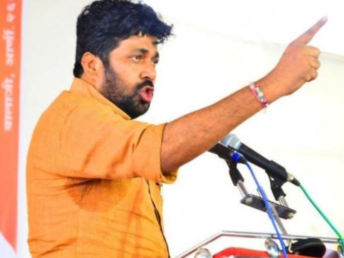 We will trample the forest officials who harass the farmers, break their limbs; Controversial statement of Bachu Kadu in Bhandara | शेतकऱ्यांना त्रास देणाऱ्या अधिकाऱ्यांना तुडवू, हातपाय तोडू; बच्चू कडुंचे वादग्रस्त वक्तव्य We will trample the forest officials who harass the farmers, break their limbs; Controversial statement of Bachu Kadu in Bhandara | शेतकऱ्यांना त्रास देणाऱ्या अधिकाऱ्यांना तुडवू, हातपाय तोडू; बच्चू कडुंचे वादग्रस्त वक्तव्य