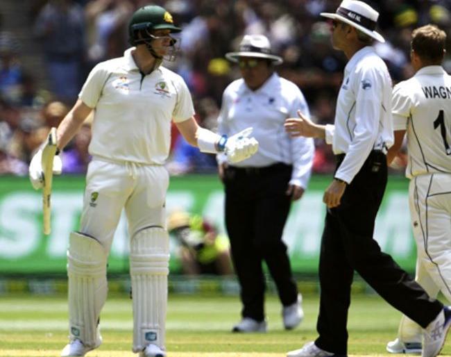 Steven Smith and umpire clash in stadium; Shane Warne criticize | स्टीव्हन स्मिथ आणि पंचांमध्ये झाली बाचाबाची; शेन वॉर्न चांगलाच भडकला