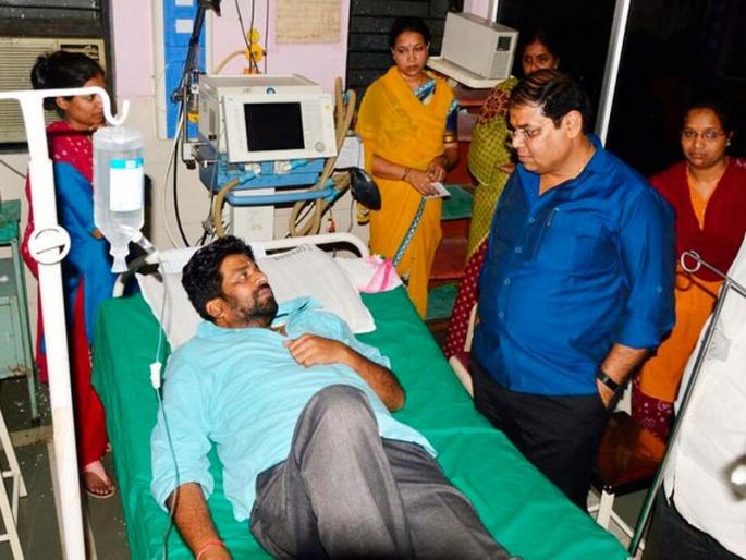 Behind the movement of Chhapoo Kadu after the interaction with the Chief Minister, the mantle of Guardian Minister | मुख्यमंत्र्यांशी संवादानंतर बच्चू कडूंचे आंदोलन मागे, पालकमंत्र्यांची शिष्टाई Behind the movement of Chhapoo Kadu after the interaction with the Chief Minister, the mantle of Guardian Minister | मुख्यमंत्र्यांशी संवादानंतर बच्चू कडूंचे आंदोलन मागे, पालकमंत्र्यांची शिष्टाई