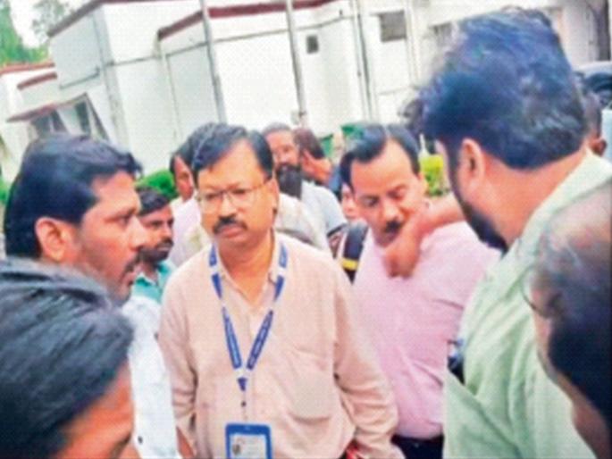 Government e-rickshaws given to the disabled stopped, Bachu Kadu punched the company employee | दिव्यांगांना दिलेल्या सरकारी ई-रिक्षा पडल्या बंद,बच्चू कडूंनी कंपनी कर्मचाऱ्याला लगावला ठोसा Government e-rickshaws given to the disabled stopped, Bachu Kadu punched the company employee | दिव्यांगांना दिलेल्या सरकारी ई-रिक्षा पडल्या बंद,बच्चू कडूंनी कंपनी कर्मचाऱ्याला लगावला ठोसा