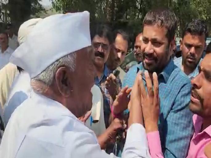 Video: The farmer stopped, asked why he committed the betrayal? Bachu kadu left without saying anything in Dharashiv | Video: शेतकऱ्याने अडविले, विचारले गद्दारी का केली? बच्चू कडू काहीही न बोलता निघून गेले Video: The farmer stopped, asked why he committed the betrayal? Bachu kadu left without saying anything in Dharashiv | Video: शेतकऱ्याने अडविले, विचारले गद्दारी का केली? बच्चू कडू काहीही न बोलता निघून गेले