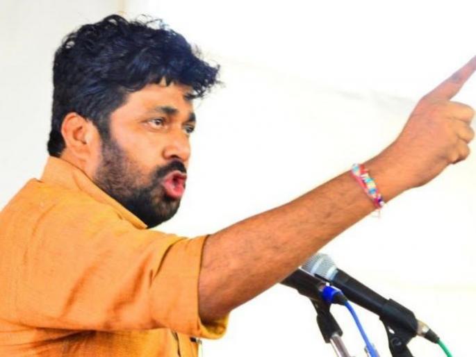 published photo of the leader on flex not means that worker does not get bigger: Bachhu Kadu | नेत्याचा फोटो टाकला म्हणजे कार्यकर्ता मोठा होत नाही; बच्चू कडूंनी टोचले कार्यकर्त्यांंचे कान published photo of the leader on flex not means that worker does not get bigger: Bachhu Kadu | नेत्याचा फोटो टाकला म्हणजे कार्यकर्ता मोठा होत नाही; बच्चू कडूंनी टोचले कार्यकर्त्यांंचे कान