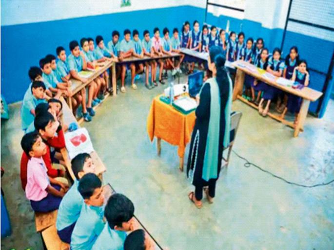 Now students will no longer be 'backbenchers'; New seating arrangement in Kerala schools | आता विद्यार्थी राहणार नाही ‘बॅकबेंचर’;  केरळच्या शाळेत नवी बसण्याची व्यवस्था Now students will no longer be 'backbenchers'; New seating arrangement in Kerala schools | आता विद्यार्थी राहणार नाही ‘बॅकबेंचर’;  केरळच्या शाळेत नवी बसण्याची व्यवस्था