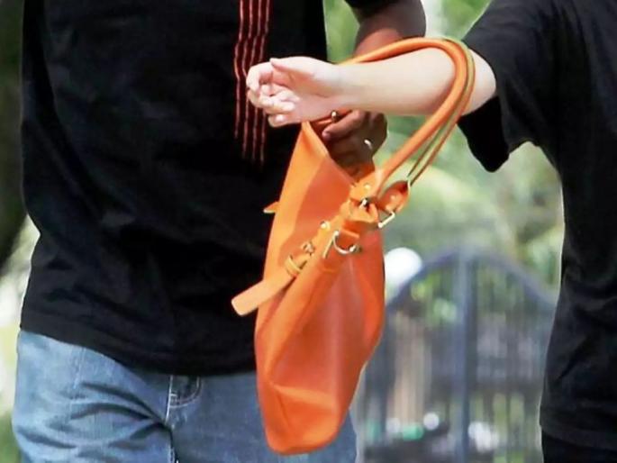 The two who snatched the woman's bag and ran away were caught four km. Chased | महिलेची बॅग हिसकावून पळणाऱ्या दोघांना पकडले; चार कि.मी. केला पाठलाग The two who snatched the woman's bag and ran away were caught four km. Chased | महिलेची बॅग हिसकावून पळणाऱ्या दोघांना पकडले; चार कि.मी. केला पाठलाग
