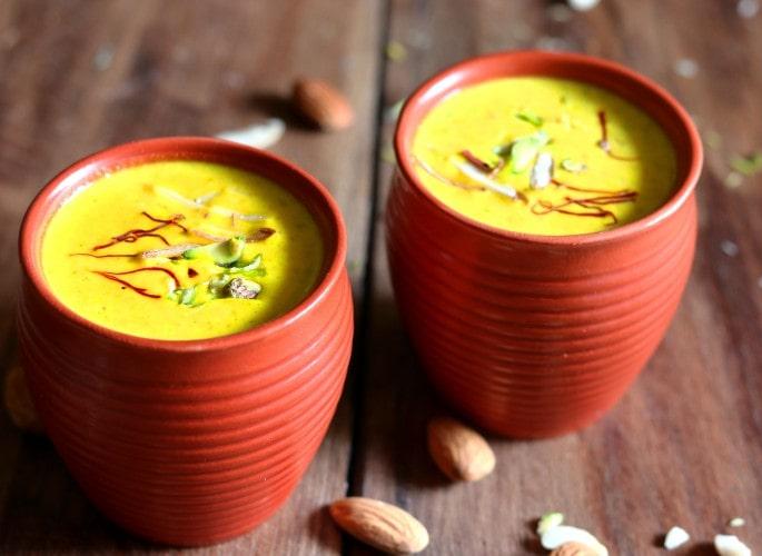 The benefits of almond milk are astounding | बदाम दुधाचे असेही फायदे जे वाचून व्हाल चकित, 'या' रुग्णांसाठी रामबाण The benefits of almond milk are astounding | बदाम दुधाचे असेही फायदे जे वाचून व्हाल चकित, 'या' रुग्णांसाठी रामबाण