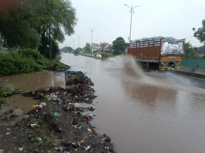 Jalana: Heavy rains lashed Badnapur and other talukas, forcing farmers and vehicle owners to flee | Jalana: बदनापूरसह तालुक्याला मुसळधार पावसाने झोडपले, शेतकरी, वाहनधारकांची तारांबळ