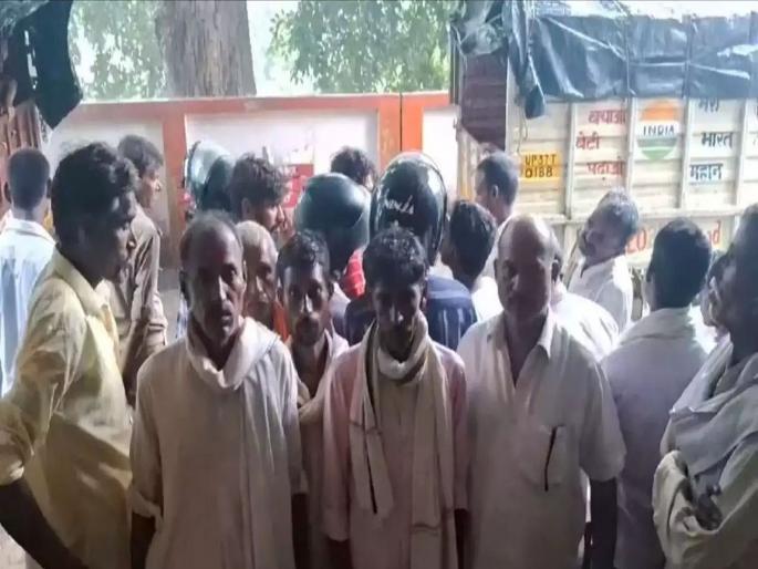 In Uttar Pradesh's Badayu, 2 brothers died on the same day | आयुष्याचा भरवसा नाही! मोठ्या भावाच्या मृतदेहाजवळ रडत होता छोटा भाऊ, त्यानंतर जे घडलं... In Uttar Pradesh's Badayu, 2 brothers died on the same day | आयुष्याचा भरवसा नाही! मोठ्या भावाच्या मृतदेहाजवळ रडत होता छोटा भाऊ, त्यानंतर जे घडलं...