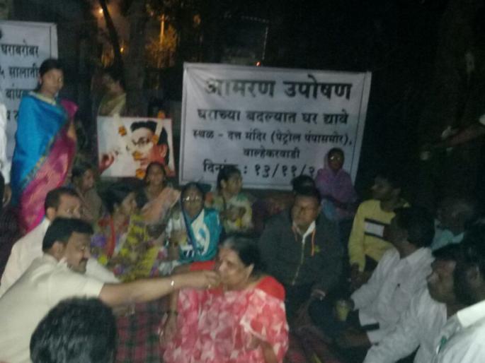 Following the promise of Laxman Jagtap, the fasting of the victims of the Walhekar wadi is halting | लक्ष्मण जगताप यांच्या आश्वासनानंतर वाल्हेकर वाडीतील बाधितांचे उपोषण मागे Following the promise of Laxman Jagtap, the fasting of the victims of the Walhekar wadi is halting | लक्ष्मण जगताप यांच्या आश्वासनानंतर वाल्हेकर वाडीतील बाधितांचे उपोषण मागे