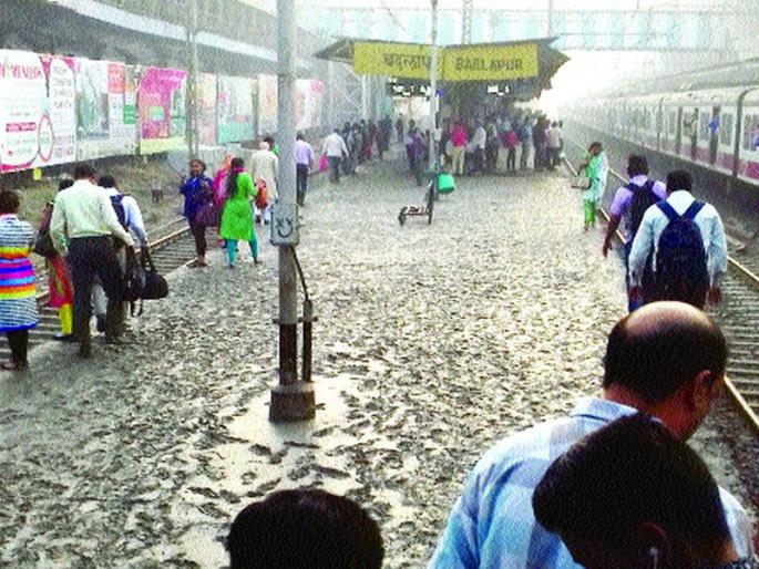 Passengers' feet were crushed in the concrete | प्रवाशांचे पाय काँक्रिटमध्ये रुतले Passengers' feet were crushed in the concrete | प्रवाशांचे पाय काँक्रिटमध्ये रुतले