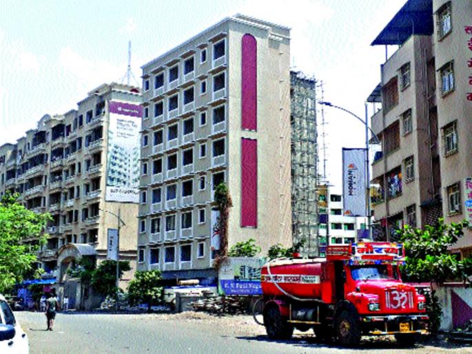 water scarcity in Shirgaon in Badlapur | बदलापूरमधील शिरगावच्या सोसायट्या टँकरवर अवलंबून, शहराच्या पाणी वितरण व्यवस्थेत घोळ water scarcity in Shirgaon in Badlapur | बदलापूरमधील शिरगावच्या सोसायट्या टँकरवर अवलंबून, शहराच्या पाणी वितरण व्यवस्थेत घोळ