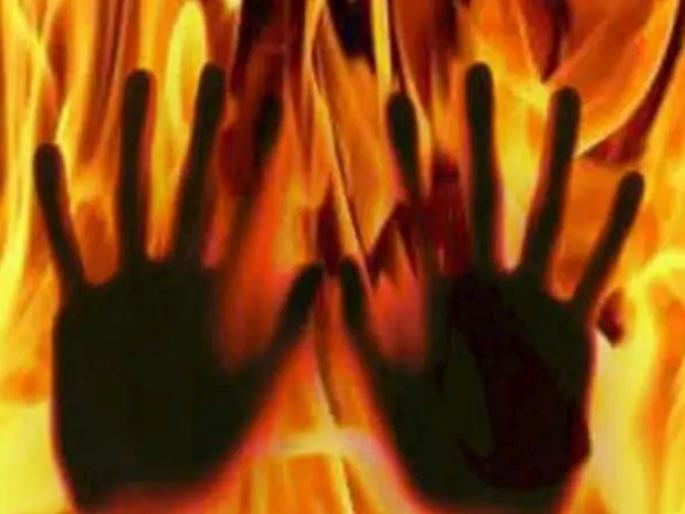 man seriously injured after burnt alive died during medical treatment | बदलापूरात किरकोळ भांडणातून एकाला जिवंत पेटवलं; उपचारादरम्यान मृत्यू man seriously injured after burnt alive died during medical treatment | बदलापूरात किरकोळ भांडणातून एकाला जिवंत पेटवलं; उपचारादरम्यान मृत्यू
