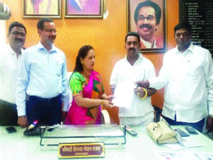 Badlapur municipality: resignation by suburban resident, internal dispute between the army | बदलापूर पालिका : उपनगराध्यक्षांनी दिला राजीनामा, सेनेतील अंतर्गत वाद चव्हाट्यावर Badlapur municipality: resignation by suburban resident, internal dispute between the army | बदलापूर पालिका : उपनगराध्यक्षांनी दिला राजीनामा, सेनेतील अंतर्गत वाद चव्हाट्यावर