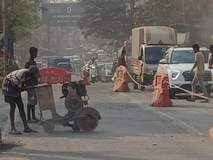 Kalyan to Ambernath road in Ulhasnagar is in poor condition; 3 blocks to be replaced after Mayor's inspection | उल्हासनगरातील कल्याण ते अंबरनाथ रस्ता निकृष्ट; महापौराच्या पाहणीनंतर ३ ब्लॉक बदलणार Kalyan to Ambernath road in Ulhasnagar is in poor condition; 3 blocks to be replaced after Mayor's inspection | उल्हासनगरातील कल्याण ते अंबरनाथ रस्ता निकृष्ट; महापौराच्या पाहणीनंतर ३ ब्लॉक बदलणार