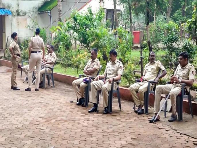 Badlapur Case : Victim's parents say, don't want publicity, want justice; Displeased with media coverage | पीडितेचे पालक म्हणतात, प्रसिद्धी नको, न्याय हवा; प्रसारमाध्यमांच्या ससेमिऱ्यामुळे नाराज Badlapur Case : Victim's parents say, don't want publicity, want justice; Displeased with media coverage | पीडितेचे पालक म्हणतात, प्रसिद्धी नको, न्याय हवा; प्रसारमाध्यमांच्या ससेमिऱ्यामुळे नाराज