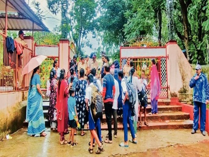 Students returned to school with smiling faces | हसतमुख चेहऱ्यांनी विद्यार्थी परतले; बदलापुरातील ‘ती’ वादग्रस्त शाळा पुन्हा सुरू! Students returned to school with smiling faces | हसतमुख चेहऱ्यांनी विद्यार्थी परतले; बदलापुरातील ‘ती’ वादग्रस्त शाळा पुन्हा सुरू!