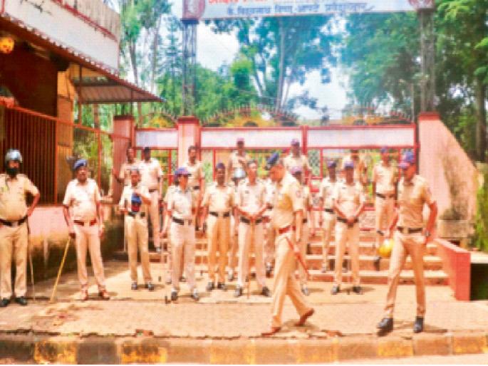 The protestors destroyed the entire class, it will take a week to start the class | आंदोलकांनी केला संपूर्ण वर्ग उद्ध्वस्त, वर्ग सुरू व्हायला आठवडा लागणार The protestors destroyed the entire class, it will take a week to start the class | आंदोलकांनी केला संपूर्ण वर्ग उद्ध्वस्त, वर्ग सुरू व्हायला आठवडा लागणार