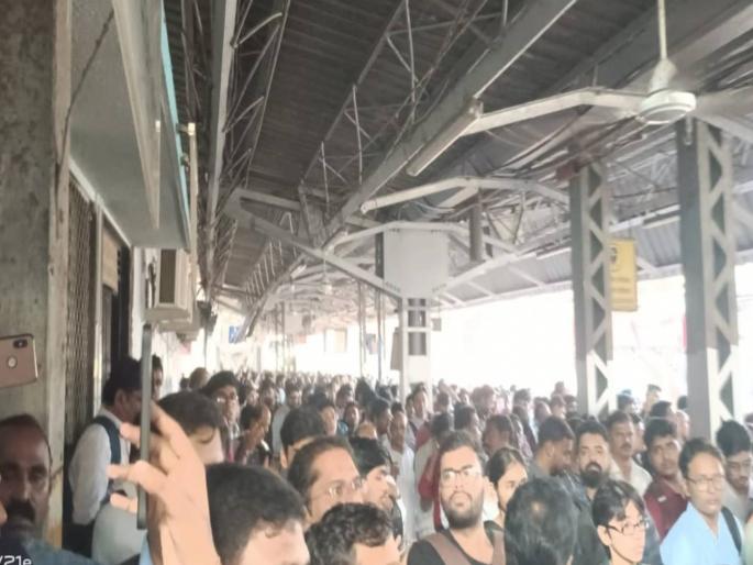 Huge rush of passengers at Badlapur station due to local delay; Railway Security Force at the station to control the rush | लोकल लेट झाल्याने बदलापूर स्थानकात प्रवाशांची प्रचंड गर्दी; गर्दी आवरण्यासाठी रेल्वे सुरक्षा बल स्थानकात Huge rush of passengers at Badlapur station due to local delay; Railway Security Force at the station to control the rush | लोकल लेट झाल्याने बदलापूर स्थानकात प्रवाशांची प्रचंड गर्दी; गर्दी आवरण्यासाठी रेल्वे सुरक्षा बल स्थानकात