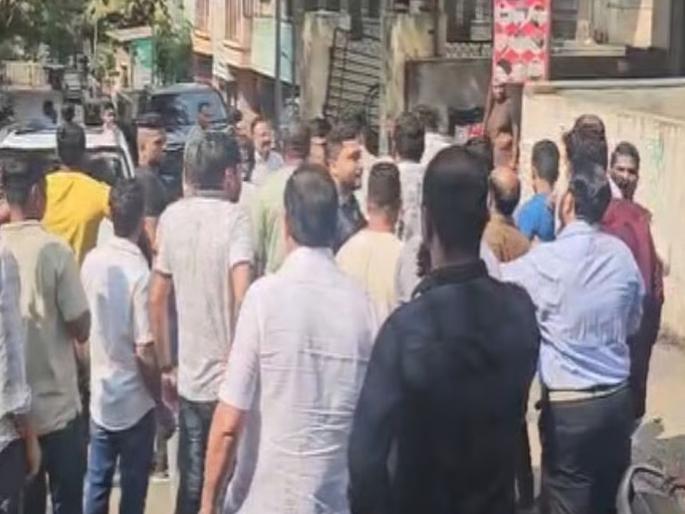 Badlapur Election: Eknath Shinde Sena-Ajit Pawar clashes; party Workers caught red-handed while distributing money in Badlapur | सिंधुदुर्गनंतर बदलापूरात पैसे वाटताना रंगेहाथ पकडले; महायुतीत शिंदेसेना-अजित पवार गटात जुंपली Badlapur Election: Eknath Shinde Sena-Ajit Pawar clashes; party Workers caught red-handed while distributing money in Badlapur | सिंधुदुर्गनंतर बदलापूरात पैसे वाटताना रंगेहाथ पकडले; महायुतीत शिंदेसेना-अजित पवार गटात जुंपली