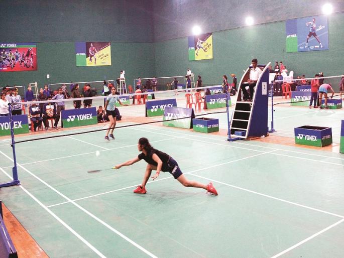 Badminton tournament 'game' by sports officials; Athlete of the player | क्रीडाधिका-यांच्या वादात बॅडमिंटन स्पर्धेचा ‘खेळ’; खेळाडूंची फरपट Badminton tournament 'game' by sports officials; Athlete of the player | क्रीडाधिका-यांच्या वादात बॅडमिंटन स्पर्धेचा ‘खेळ’; खेळाडूंची फरपट