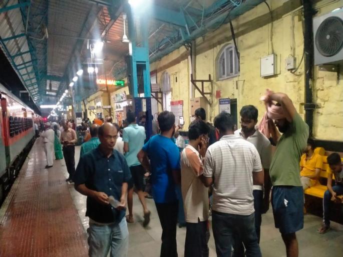 At Badnera railway station there was a single rush of passengers, many trains got stuck, the planning of passengers collapsed | बडनेरा रेल्वेस्थानकावर प्रवाशांची एकच गर्दी, अनेक गाड्या खोळंबल्या, प्रवाशांचे नियोजन कोलमडले At Badnera railway station there was a single rush of passengers, many trains got stuck, the planning of passengers collapsed | बडनेरा रेल्वेस्थानकावर प्रवाशांची एकच गर्दी, अनेक गाड्या खोळंबल्या, प्रवाशांचे नियोजन कोलमडले