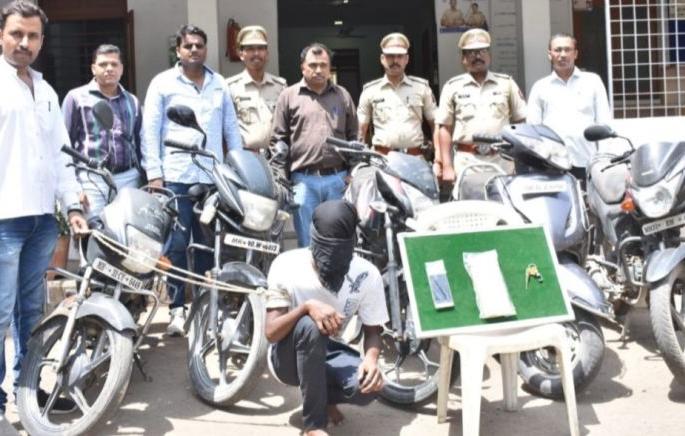 He became a baglifter to suit the addiction | व्यसन भागविण्यासाठी तो बनला बॅगलिफ्टर He became a baglifter to suit the addiction | व्यसन भागविण्यासाठी तो बनला बॅगलिफ्टर