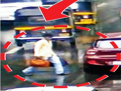 In Nagpur, a doctor's bag containing 2lakh25 thousand rs. stolen away in car | नागपुरात कारमधून डॉक्टरची सव्वादोन लाख रोख असलेली बॅग लंपास In Nagpur, a doctor's bag containing 2lakh25 thousand rs. stolen away in car | नागपुरात कारमधून डॉक्टरची सव्वादोन लाख रोख असलेली बॅग लंपास