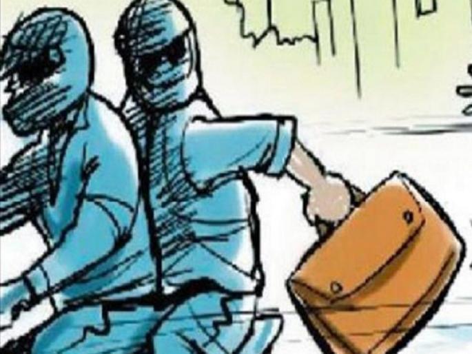 11 lakhs worth of cash and ornament were smashed after the money went down | पैसे खाली पडल्याची थाप मारून ११ लाखांचा मुद्देमाल लंपास 11 lakhs worth of cash and ornament were smashed after the money went down | पैसे खाली पडल्याची थाप मारून ११ लाखांचा मुद्देमाल लंपास