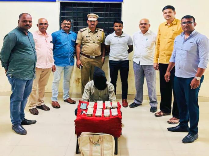 A bag of 4 lakh rupees was stolen and hidden in the cattle shed; Police searched with the help of CCTV | चोरट्याने शिताफीने ४ लाख रुपयांची बॅग पळवली; मात्र सीसीटीव्हीत दिसल्याने लागला हाती A bag of 4 lakh rupees was stolen and hidden in the cattle shed; Police searched with the help of CCTV | चोरट्याने शिताफीने ४ लाख रुपयांची बॅग पळवली; मात्र सीसीटीव्हीत दिसल्याने लागला हाती